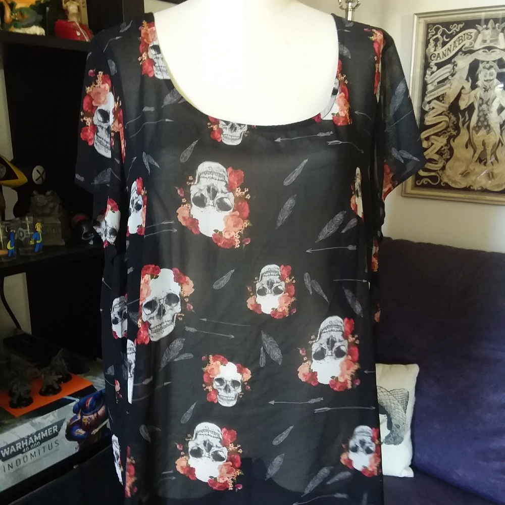 Torrid sz 3 Sheer Skull Button Down Back Hi/Lo Top